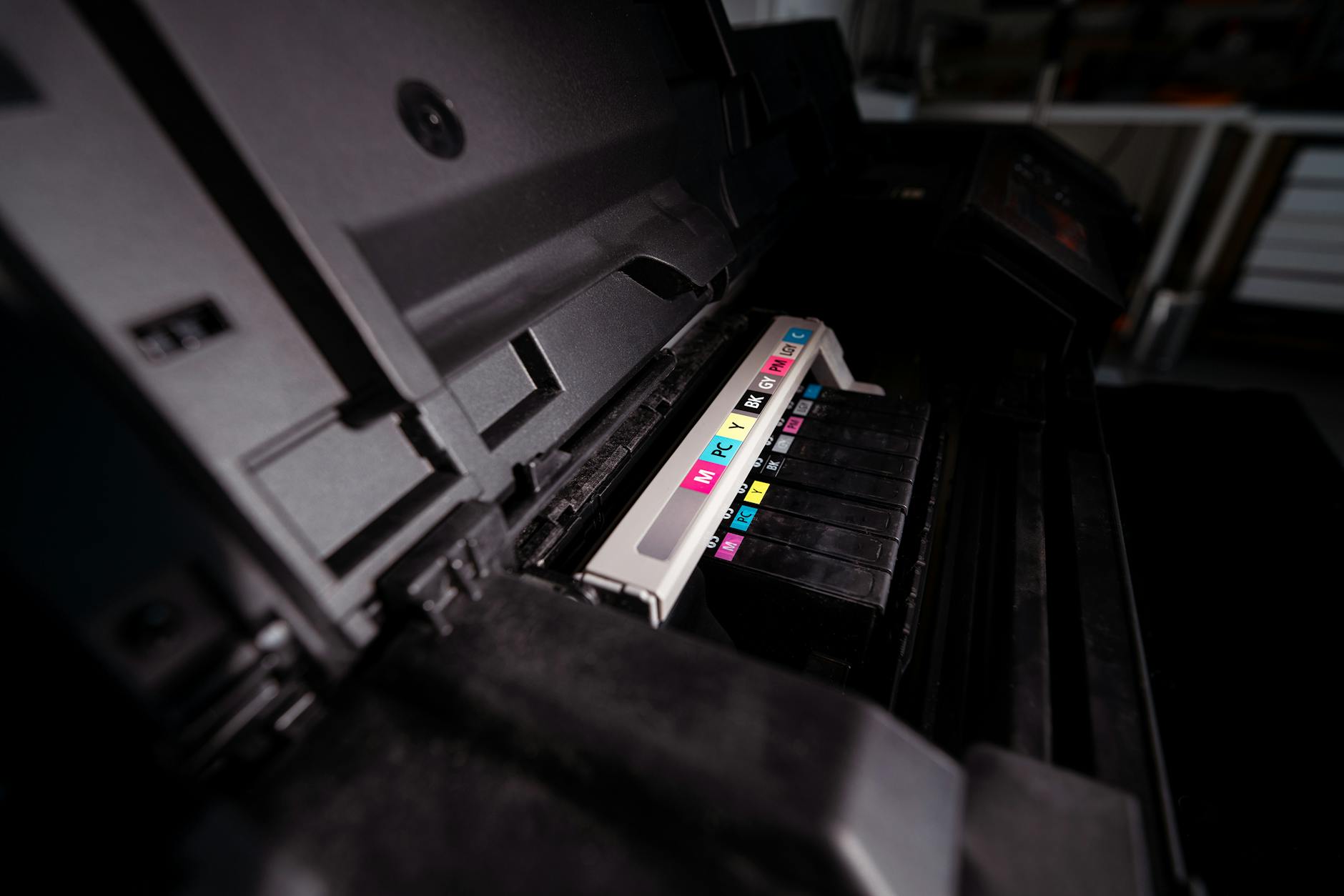 Otwarta drukarka z widocznymi kolorowymi wkładami tonerów CMYK