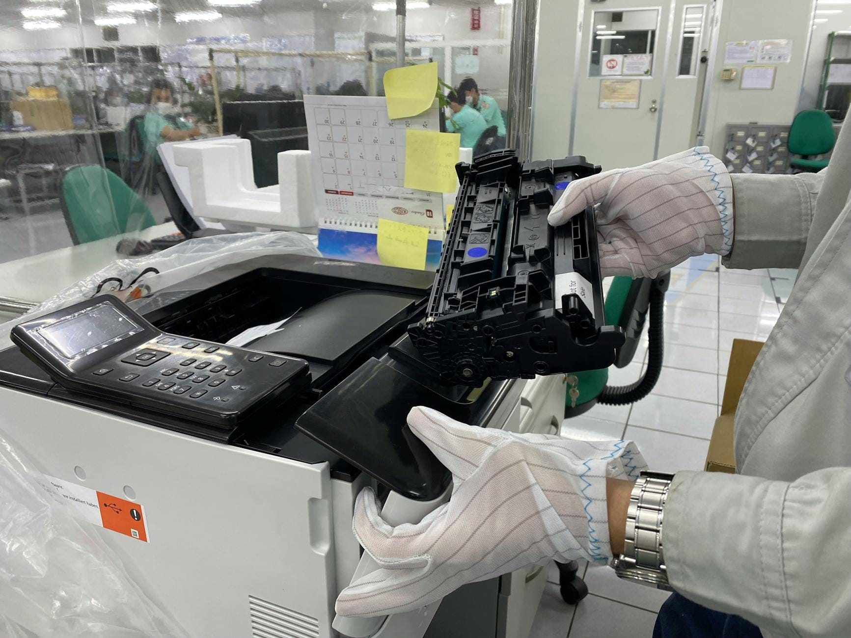 Technik serwisujący drukarkę w laboratorium